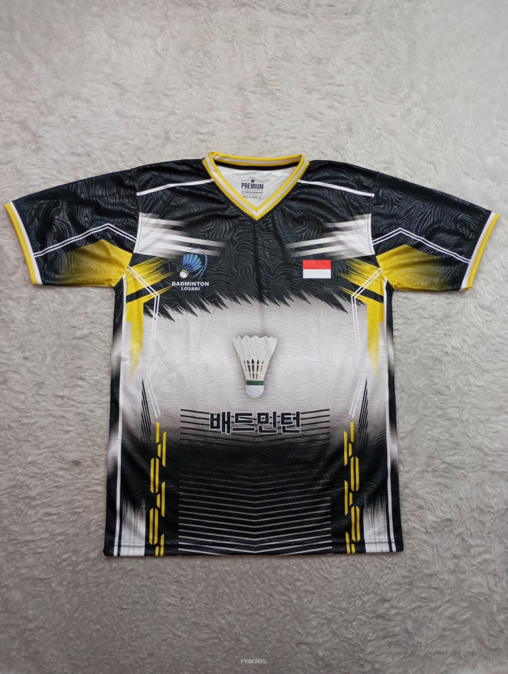 Jersey Badminton Hitam-Putih dengan Aksen Kuning - Jersey Custom PROKAOS