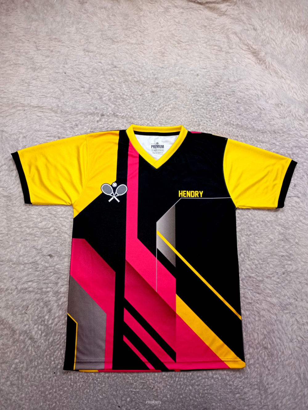 Jersey Padel Modern: Kombinasi Hitam, Kuning, dan Merah Muda - Jersey Custom PROKAOS