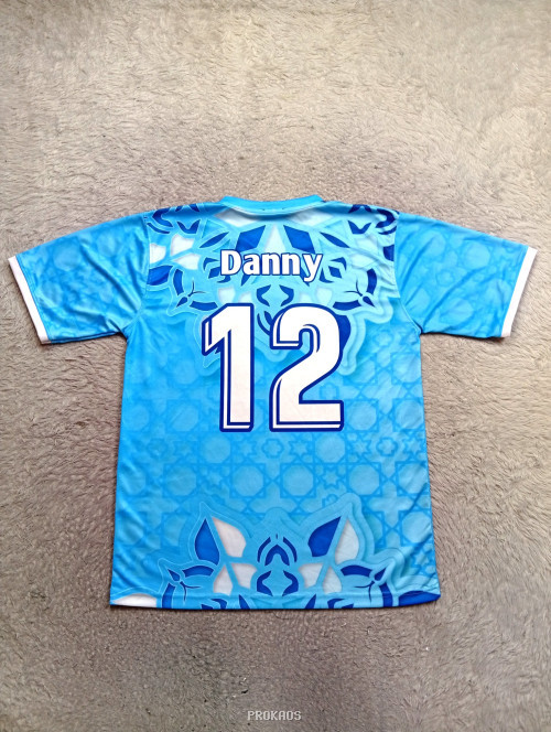 Jersey Biru dengan Motif Geometris dan Floral Elegan - Gambar 2