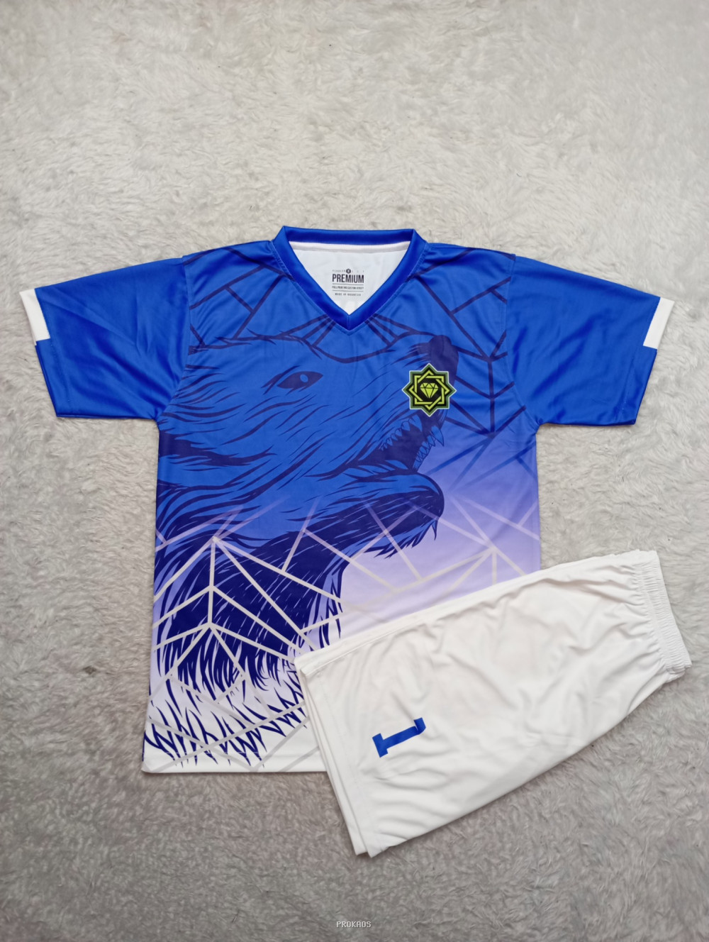 Jersey Bola Biru dengan Desain Serigala dan Celana Putih - Jersey Custom PROKAOS