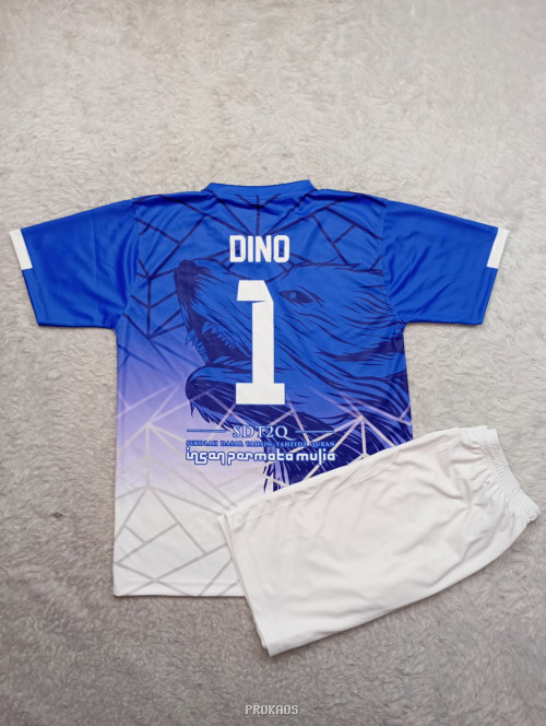 Jersey Bola Biru dengan Desain Serigala dan Celana Putih - Gambar 2