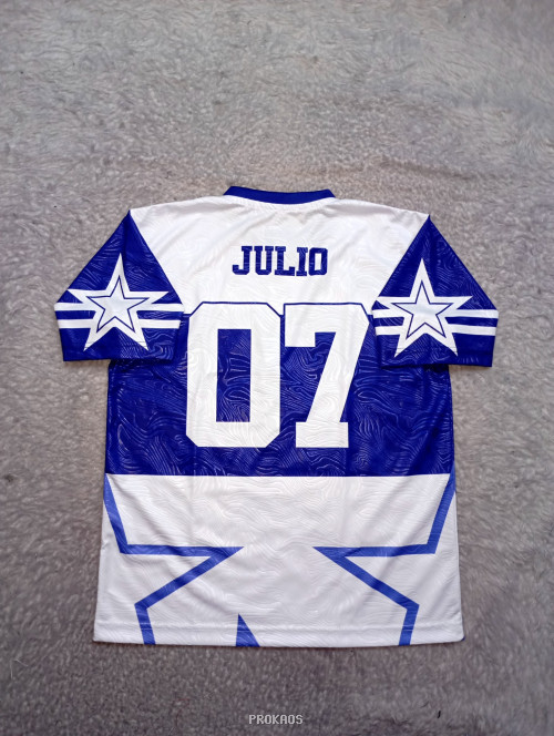 Jersey Bola Biru-Putih dengan Desain Dinamis 'Sampongu' - Gambar 2
