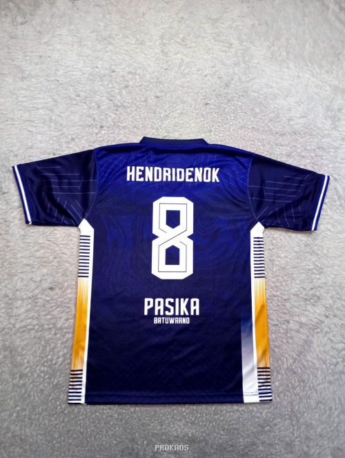 Jersey Bola PASIKA Batuwarno Warna Biru Navy dengan Detail Emas - Gambar 2