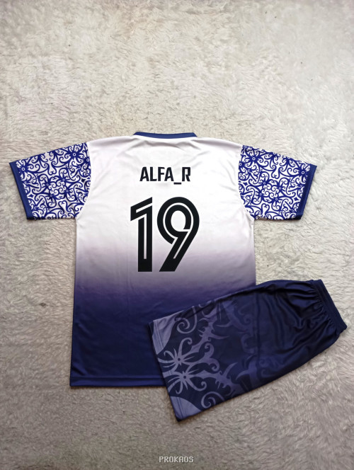 Jersey Bola Putih-Biru dengan Motif Etnik dan Logo Indonesia - Gambar 2
