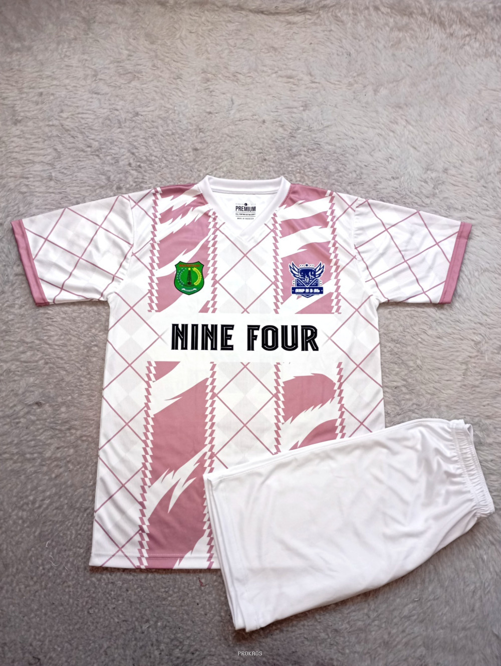 Jersey Kelas Putih-Pink: Desain Argyle & Logo Tim - Jersey Custom PROKAOS