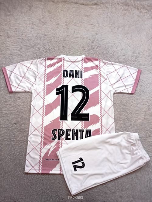 Jersey Kelas Putih-Pink: Desain Argyle & Logo Tim - Gambar 2