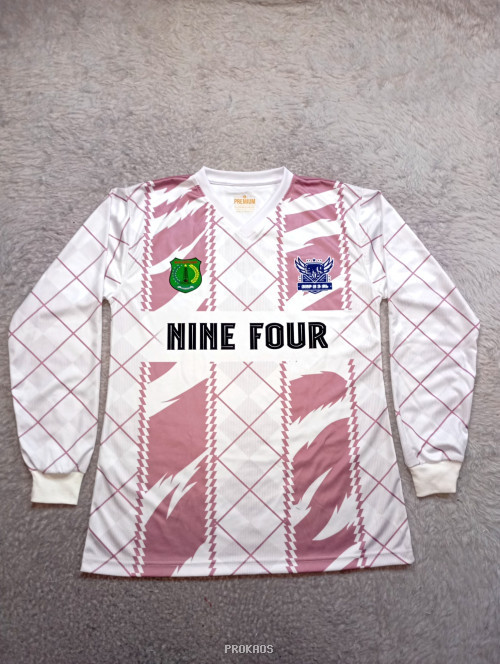 Jersey Kelas Putih-Pink: Desain Argyle & Logo Tim - Gambar 3
