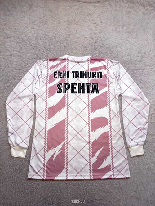 Jersey Kelas Putih-Pink: Desain Argyle & Logo Tim - Gambar 4