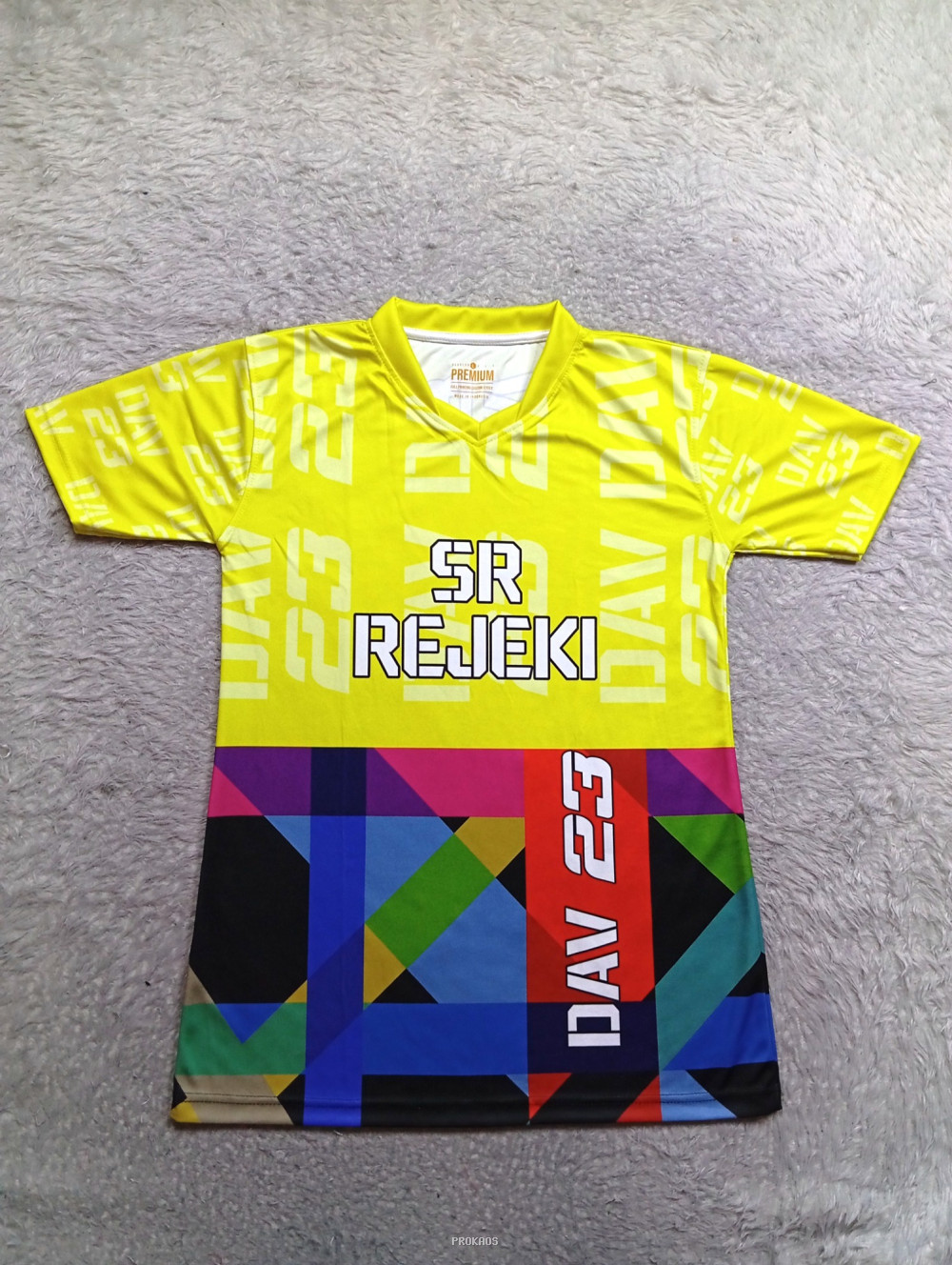 Jersey Bola SR Rejeki: Kuning, Geometris, dan 'DAV 23' - Jersey Custom PROKAOS