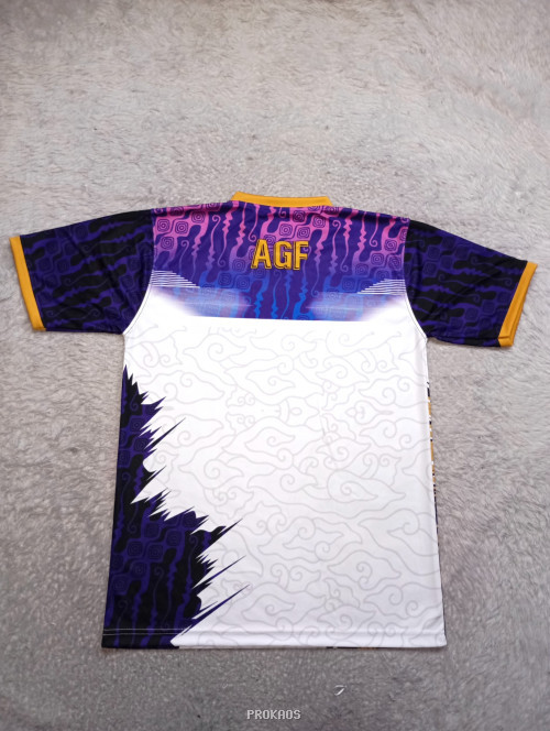 Jersey Elang dengan Kombinasi Batik Ungu dan Ornamen Indonesia - Gambar 2
