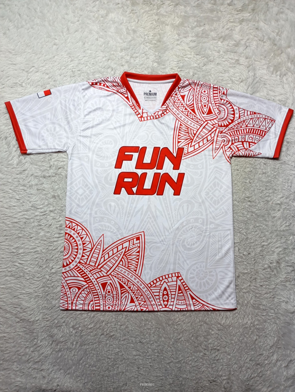 Jersey Fun Run Putih dengan Motif Merah Abstrak - Jersey Custom PROKAOS
