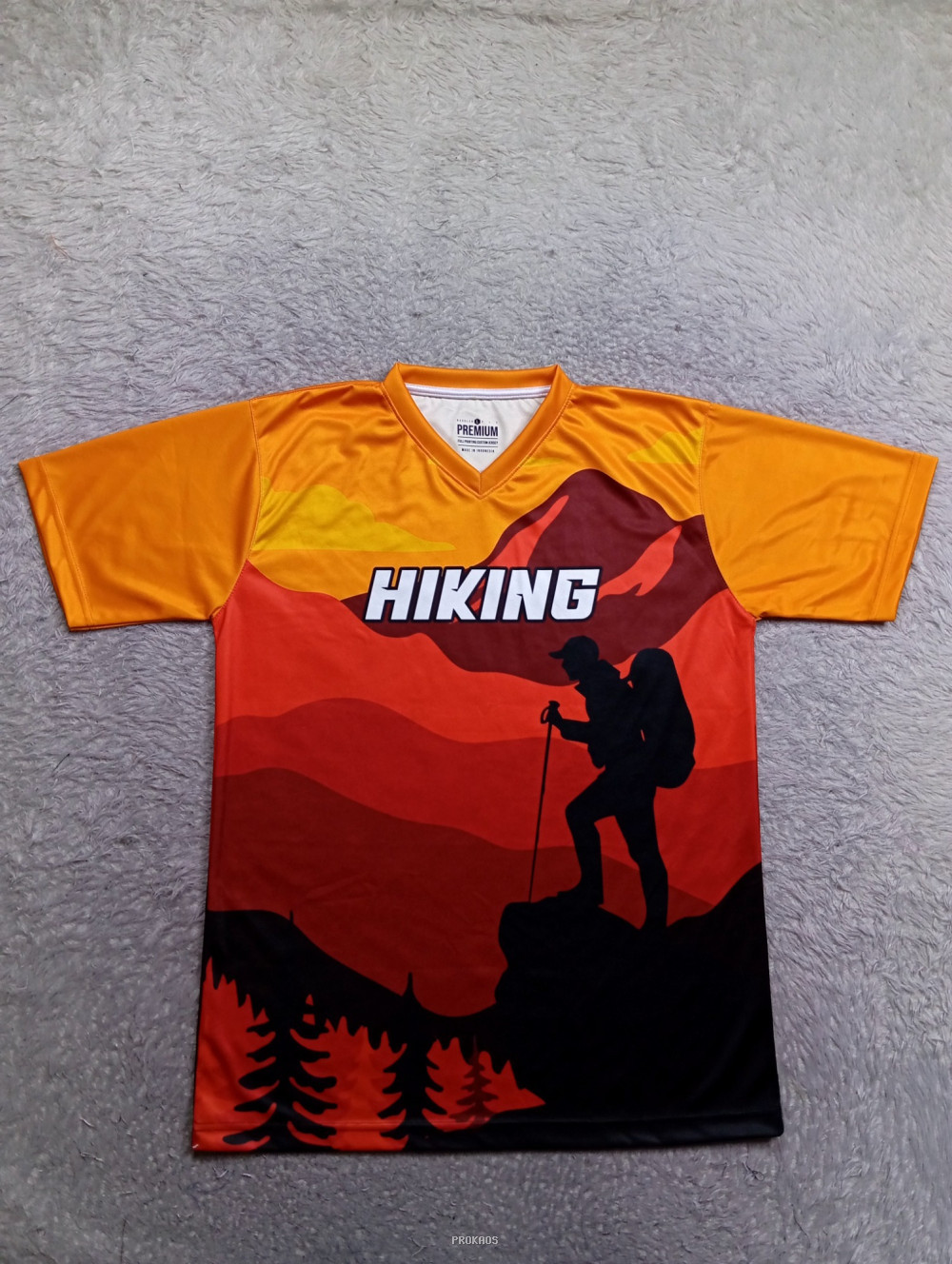 Jersey Hiking: Desain Siluet Pendaki di Latar Pegunungan - Jersey Custom PROKAOS