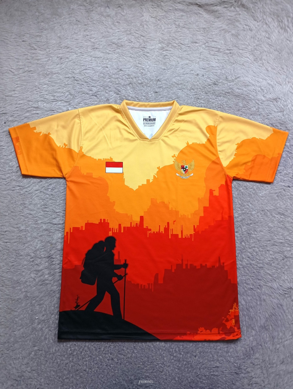 Jersey Hiking: Siluet Pendaki & Panorama Sunset Merah - Jersey Custom PROKAOS