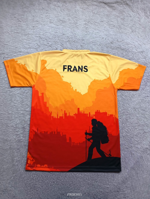Jersey Hiking: Siluet Pendaki & Panorama Sunset Merah - Gambar 2
