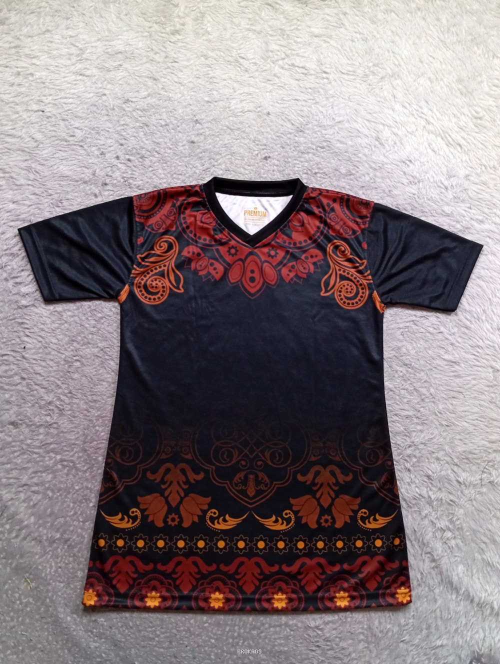 Jersey Hitam Motif Etnik Oranye-Merah dengan Kerah V - Jersey Custom PROKAOS
