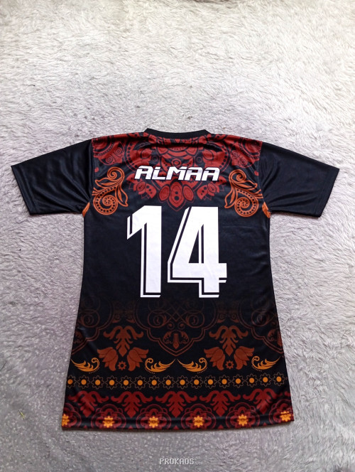 Jersey Hitam Motif Etnik Oranye-Merah dengan Kerah V - Gambar 2