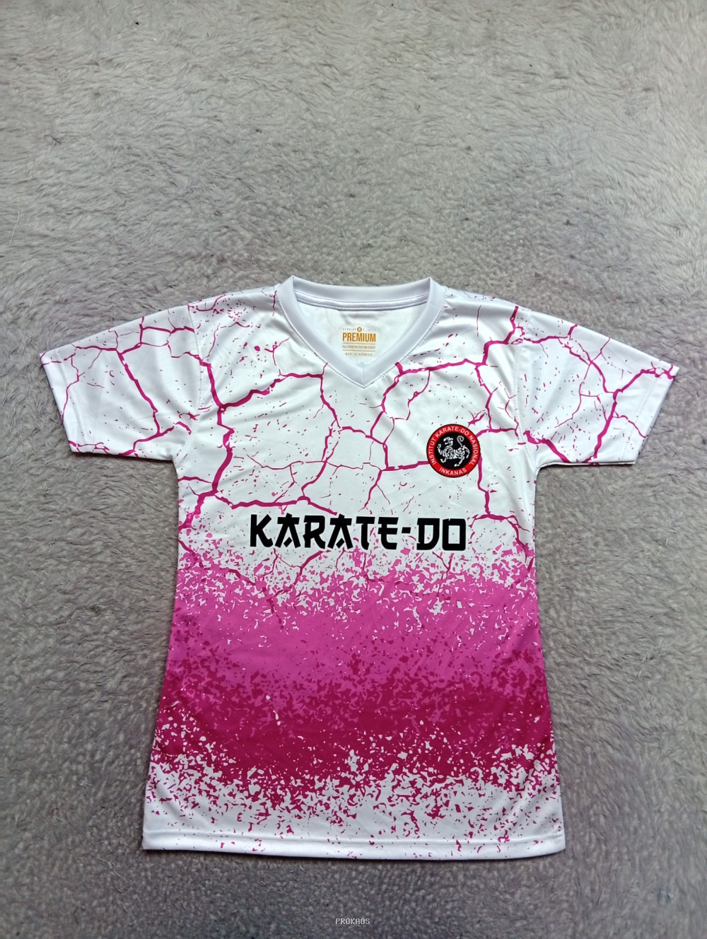 Jersey Karate-Do Putih dengan Motif Retak dan Gradasi Pink - Jersey Custom PROKAOS
