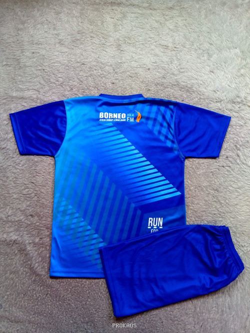 Jersey Lari Biru: 'Run For Life' dengan Desain Abstrak - Gambar 2