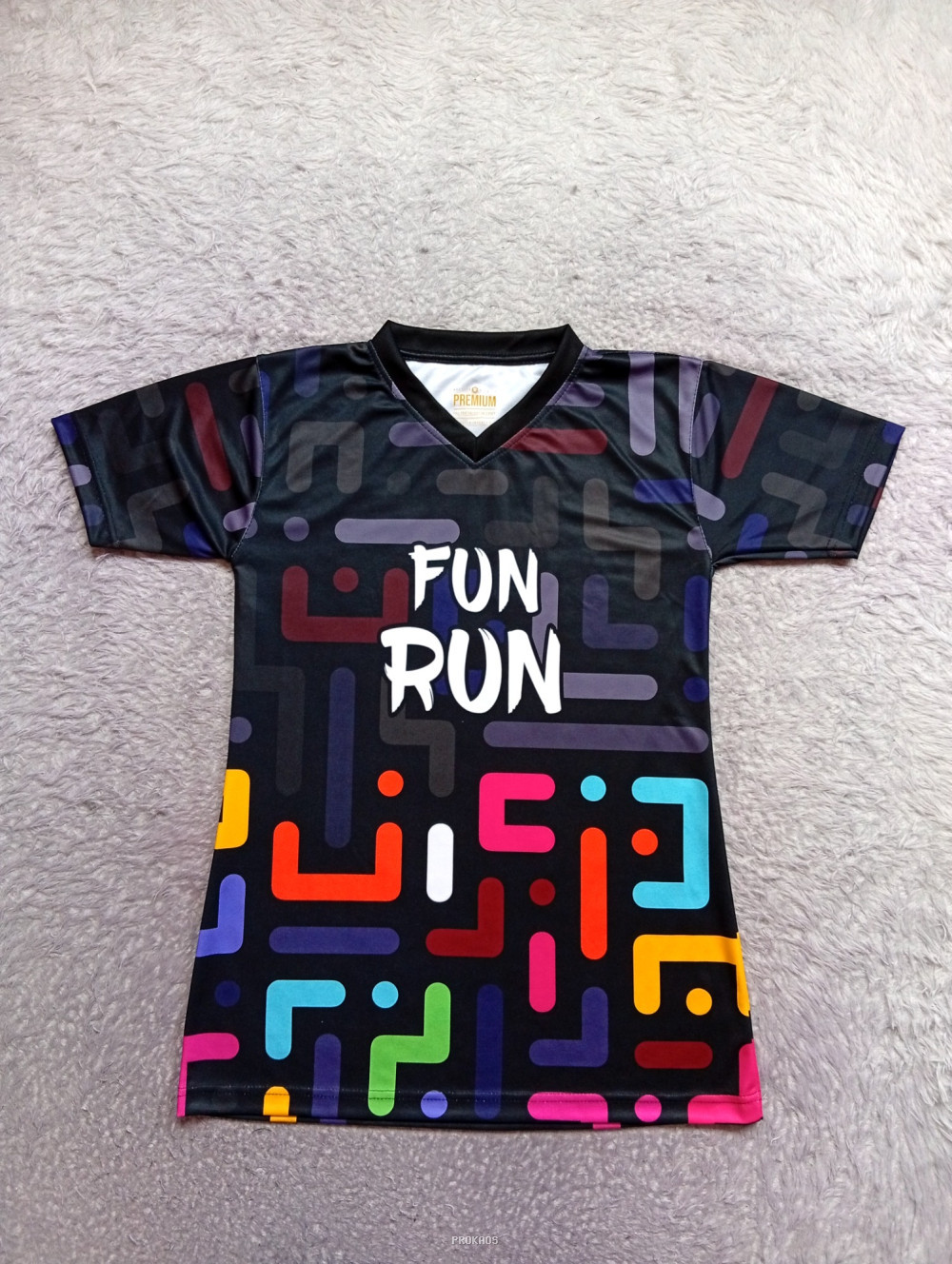 Jersey Lari 'Fun Run' dengan Desain Geometris Berwarna - Jersey Custom PROKAOS