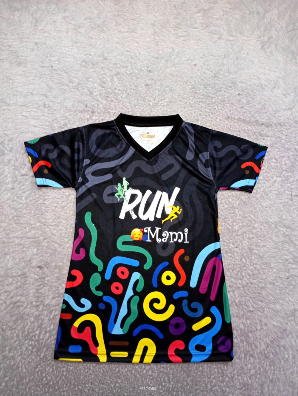 Jersey Lari 'Run Mami' Hitam dengan Desain Warna-warni - Jersey Custom PROKAOS