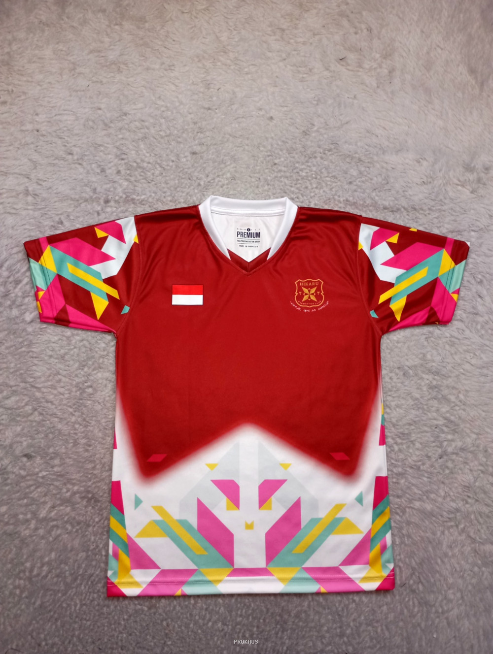 Jersey Merah dengan Detail Geometris dan Logo HIKARU - Jersey Custom PROKAOS