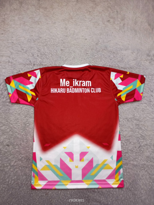 Jersey Merah dengan Detail Geometris dan Logo HIKARU - Gambar 2