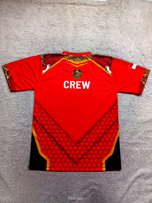 Jersey Merah Etnik Indonesia dengan Motif Wayang dan Batik - Gambar 2