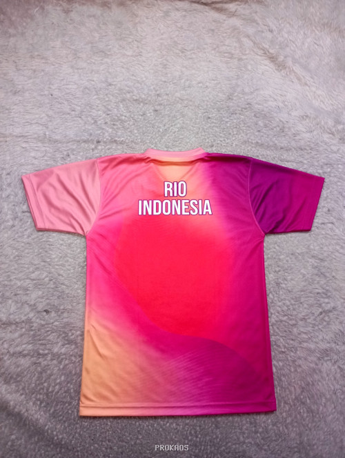 Jersey Merah Muda Gradasi dengan Logo Garuda & Wondr - Gambar 2