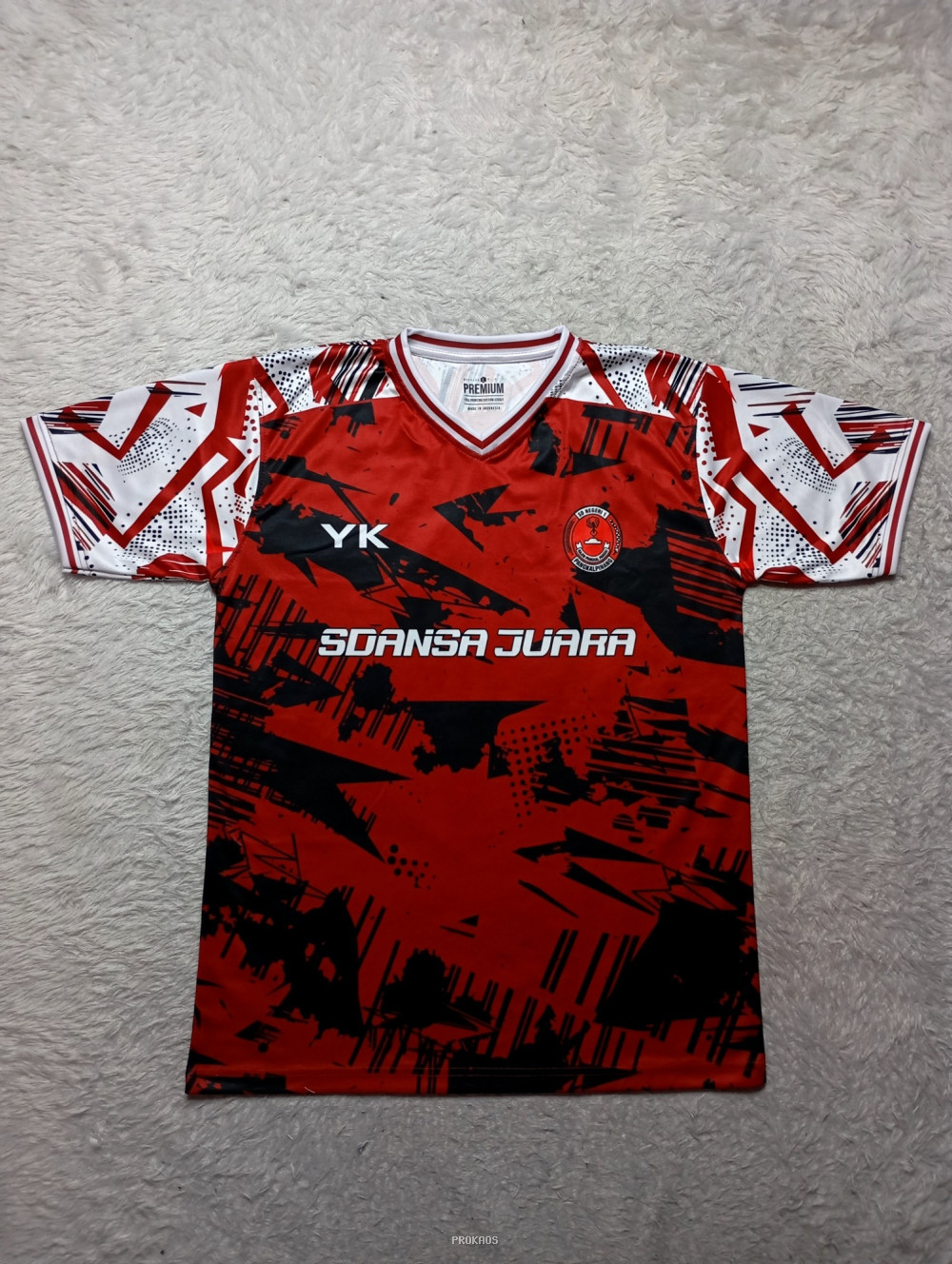 Jersey Merah 'SOANSA JUARA' dengan Desain Abstrak & Logo - Jersey Custom PROKAOS