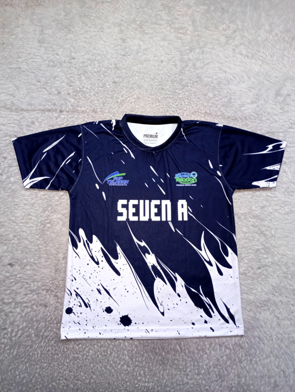 Jersey Olahraga Biru Gelap dengan Desain Abstrak & Branding - Jersey Custom PROKAOS