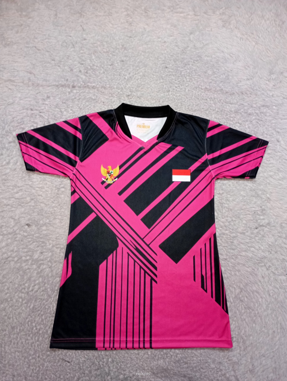 Jersey Olahraga Merah Muda dengan Desain Geometris & Garuda - Jersey Custom PROKAOS