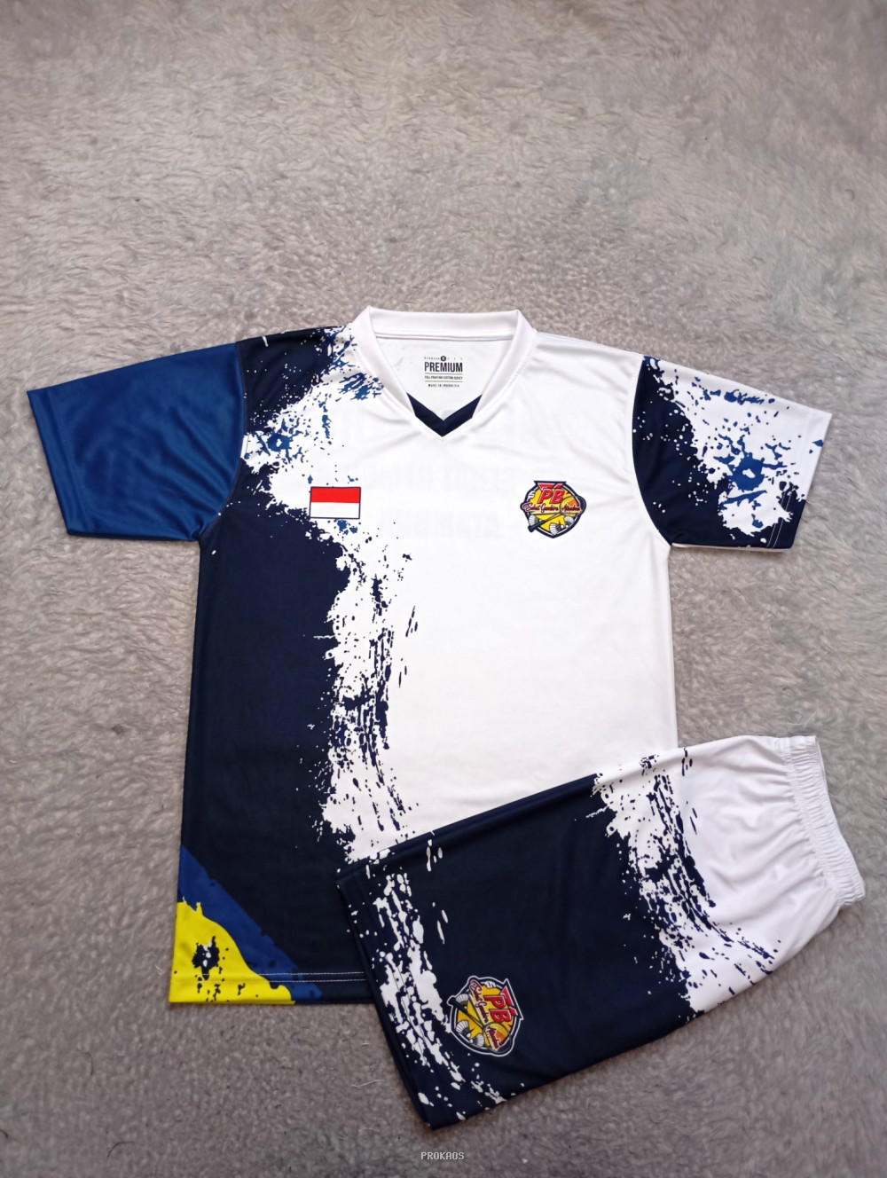 Jersey Olahraga Putih dengan Motif Abstrak & Logo - Jersey Custom PROKAOS