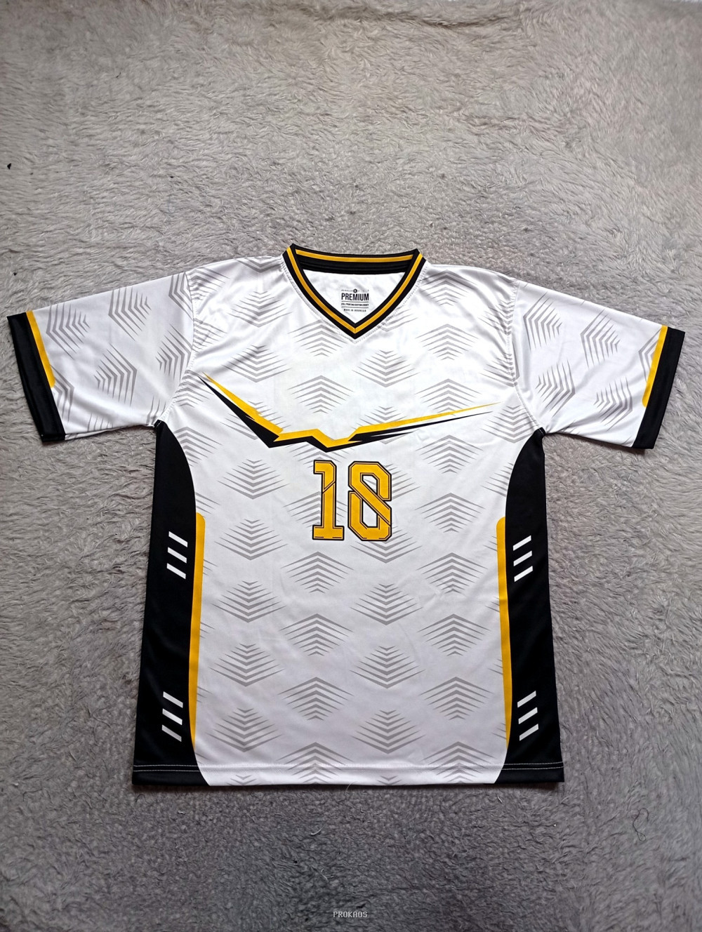 Jersey Olahraga Putih Motif Geometris dengan Detail Kuning - Jersey Custom PROKAOS
