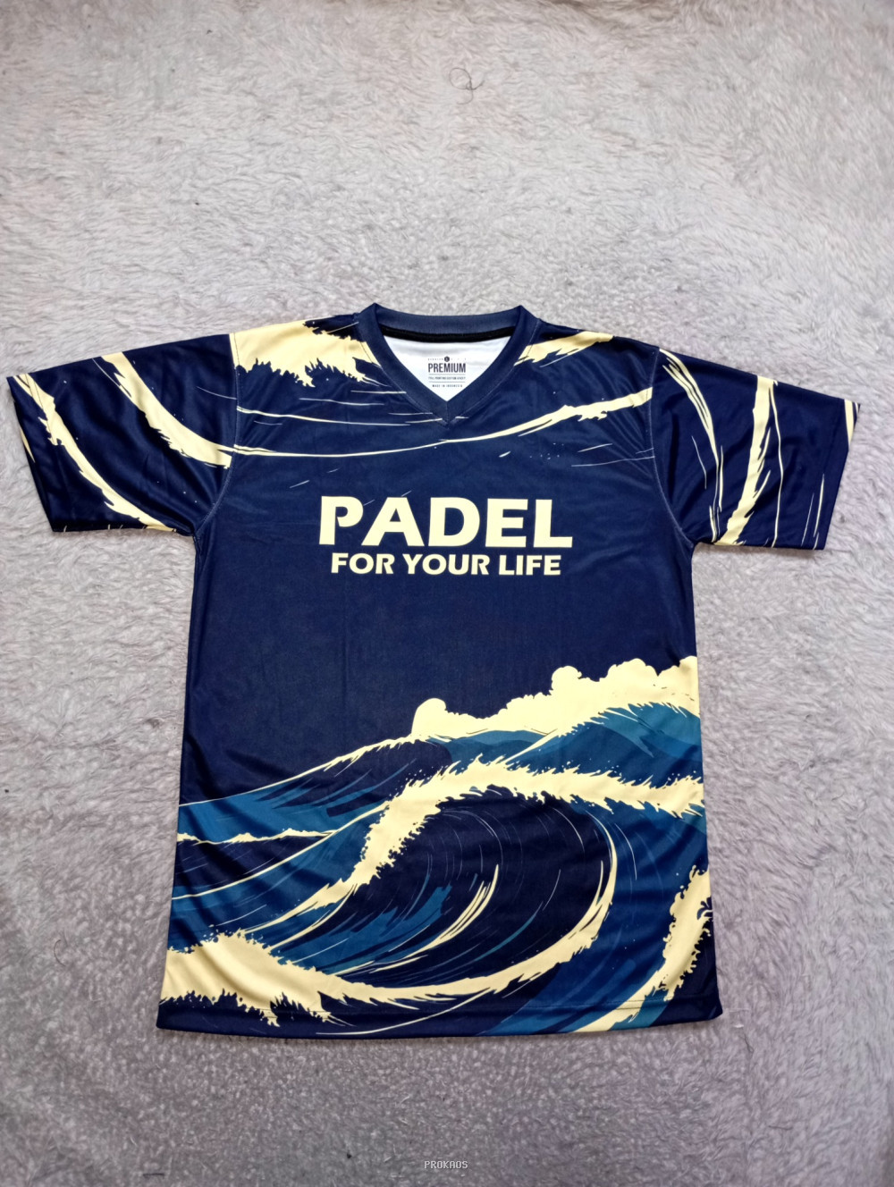 Jersey Padel Biru Gelap dengan Desain Ombak dan Teks - Jersey Custom PROKAOS