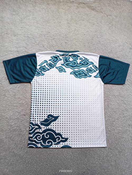 Jersey Panahan: Siluet Pemanah dengan Motif Batik Megamendung - Gambar 2