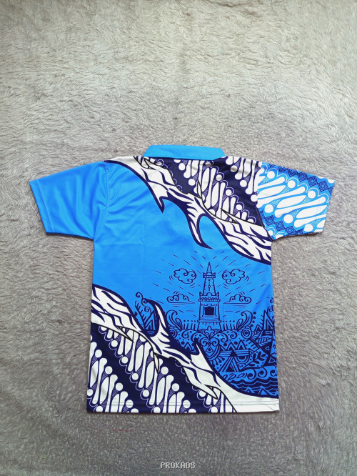 Jersey Polo Biru dengan Motif Batik Khas Kota - Gambar 2