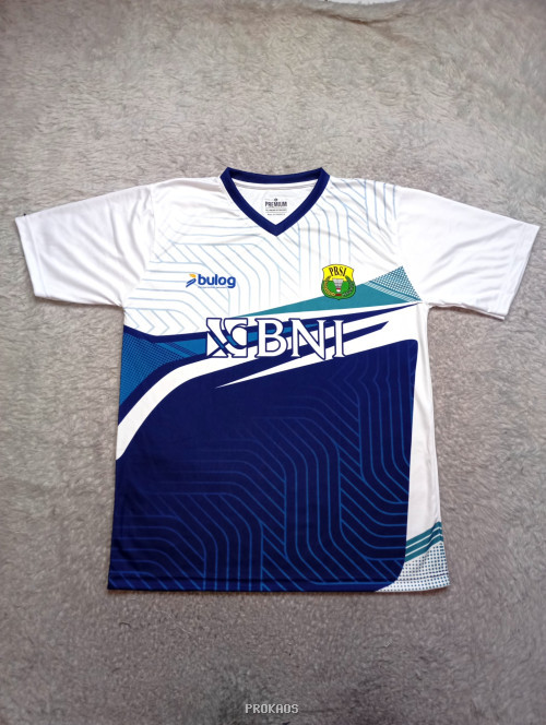 Jersey Putih-Biru dengan Desain Geometris dan Logo Sponsor - Jersey Custom PROKAOS