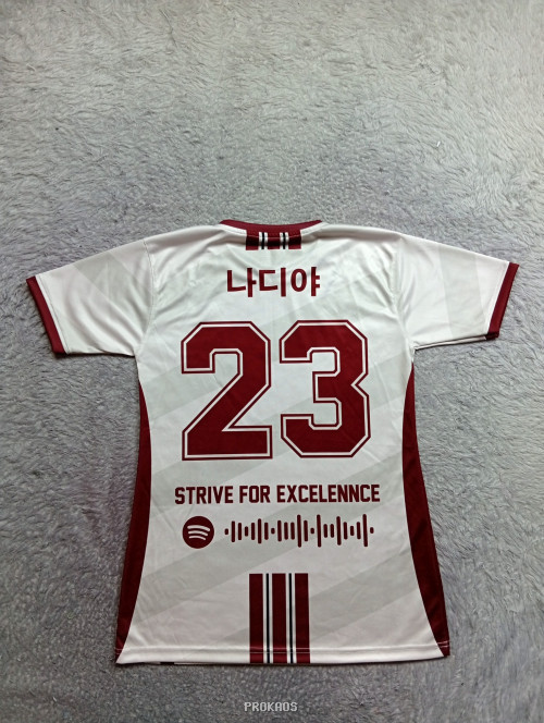 Jersey Putih Class Sixx dengan Detail Merah Marun - Gambar 2