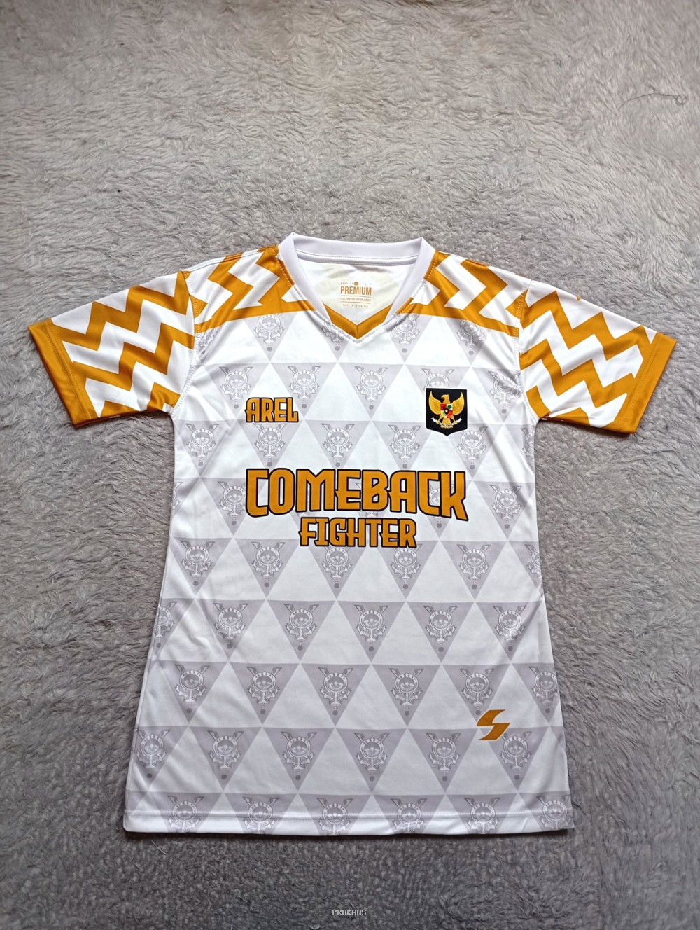 Jersey Putih "Comeback Fighter" dengan Detail Oranye dan Motif Unik - Jersey Custom PROKAOS