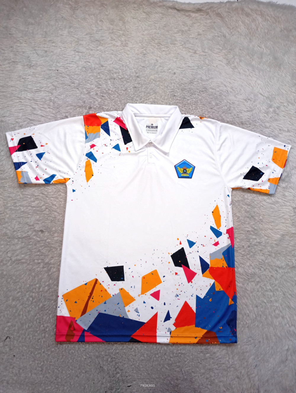 Jersey Putih dengan Desain Geometris Berwarna - Jersey Custom PROKAOS