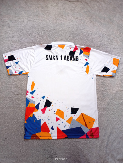 Jersey Putih dengan Desain Geometris Berwarna - Gambar 2