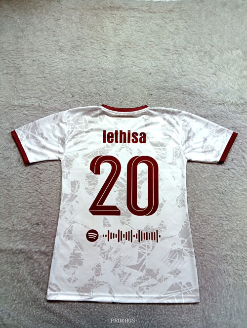 Jersey Putih dengan Garis Merah Marun dan Sponsor Spotify - Gambar 2