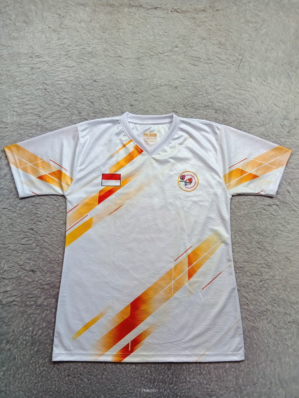 Jersey Putih Desain Modern dengan Aksen Oranye dan Merah - Jersey Custom PROKAOS
