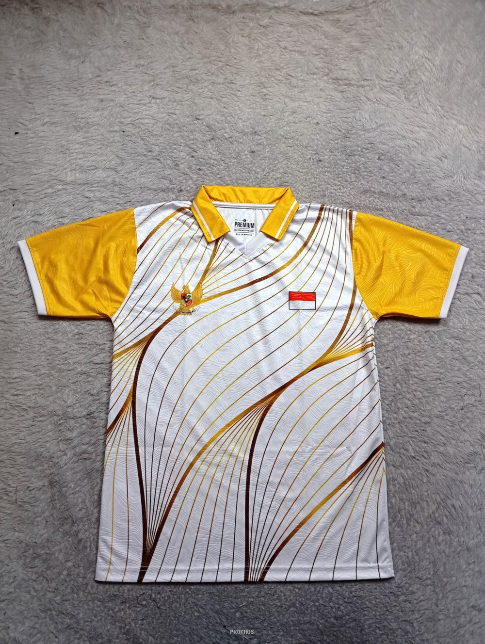 Jersey Putih Emas dengan Motif Garis & Logo Garuda & Bendera - Jersey Custom PROKAOS