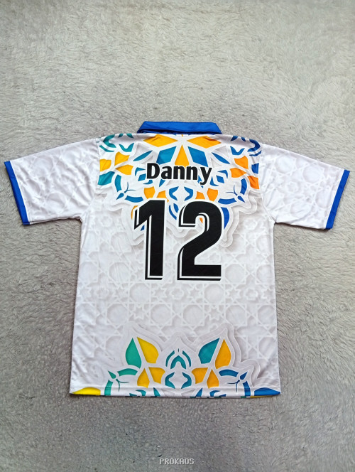 Jersey Putih Motif Arabesque dengan Detail Warna Cerah - Gambar 2