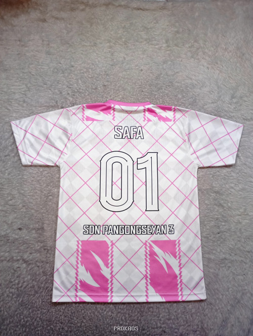 Jersey Putih-Pink dengan Desain 'Anti Baper' dan Motif Argyle - Gambar 2