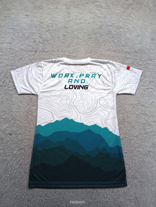 Jersey Sporty 'Work Pray Loving' dengan Desain Gunung dan Topografi - Gambar 2