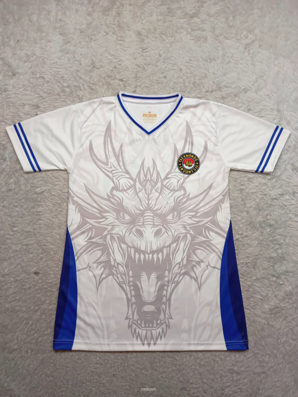 Jersey Taekwondo Putih: Desain Naga & Aksentuasi Biru - Jersey Custom PROKAOS