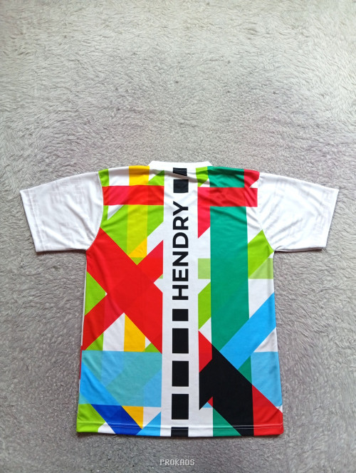 Jersey Tenis Putih dengan Desain Colorful dan Tulisan 'Tennis' - Gambar 2