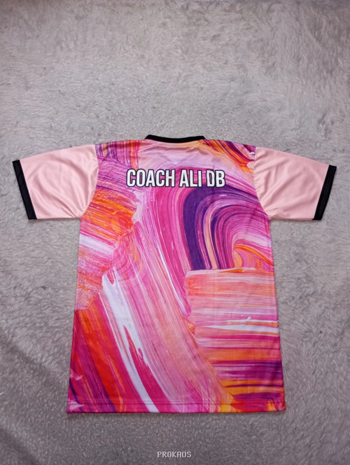 Jersey Unik: Desain Abstrak Warna-warni dengan Lengan Pink - Gambar 2
